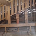 屋根裏特殊作業